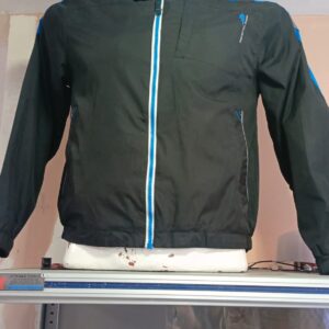 Chompa negra, rompevientos